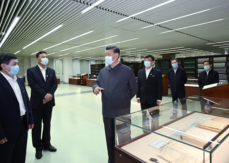 2022年4月25日，習(xí)近平來到中國人民大學(xué)考察調(diào)研。這是他在圖書館考察。