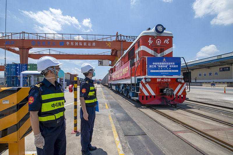 2022年6月29日，浙江金華，中老鐵路國(guó)際貨運(yùn)列車浙江號(hào)“鐵路快通”首趟專列經(jīng)海關(guān)監(jiān)管后，從浙江省鐵路金華南站鳴笛啟程，經(jīng)磨憨口岸駛向老撾萬(wàn)象。