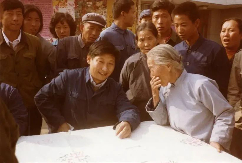 1983年，時(shí)任河北正定縣委書記的習(xí)近平，臨時(shí)在大街上擺桌子聽取老百姓意見(jiàn)。