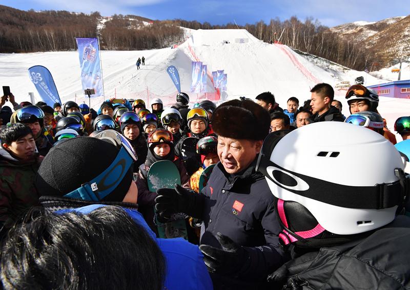 2017年1月23日，習近平總書記在云頂滑雪場同正在集訓的國家滑雪隊運動員及滑雪愛好者親切交談。