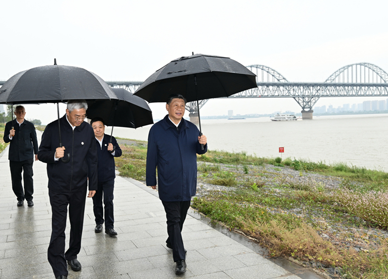 2023年10月10日，習(xí)近平在長(zhǎng)江國(guó)家文化公園九江城區(qū)段考察時(shí)，冒雨沿江堤步行察看沿岸風(fēng)貌。