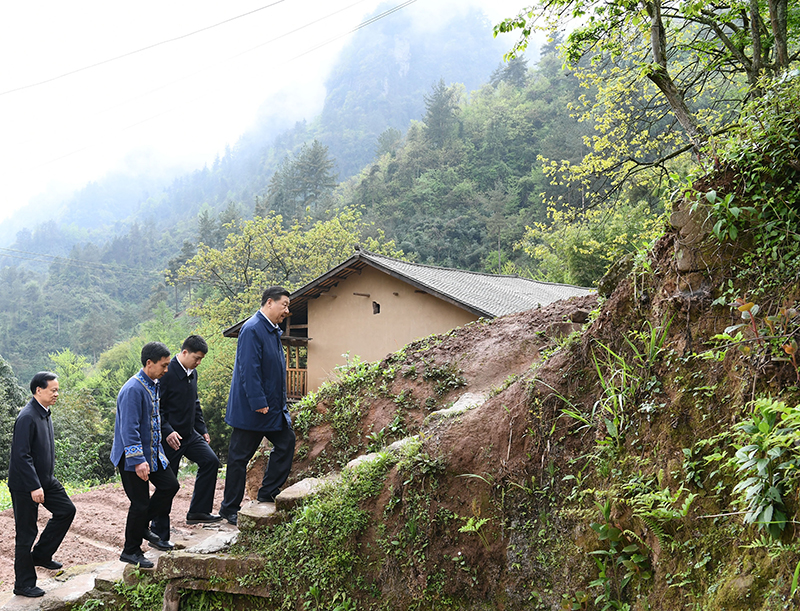2019年4月15日，在石柱土家族自治縣中益鄉(xiāng)華溪村，習近平總書記踏著濕滑的石階登上陡坡，前往貧困戶譚登周家看望。