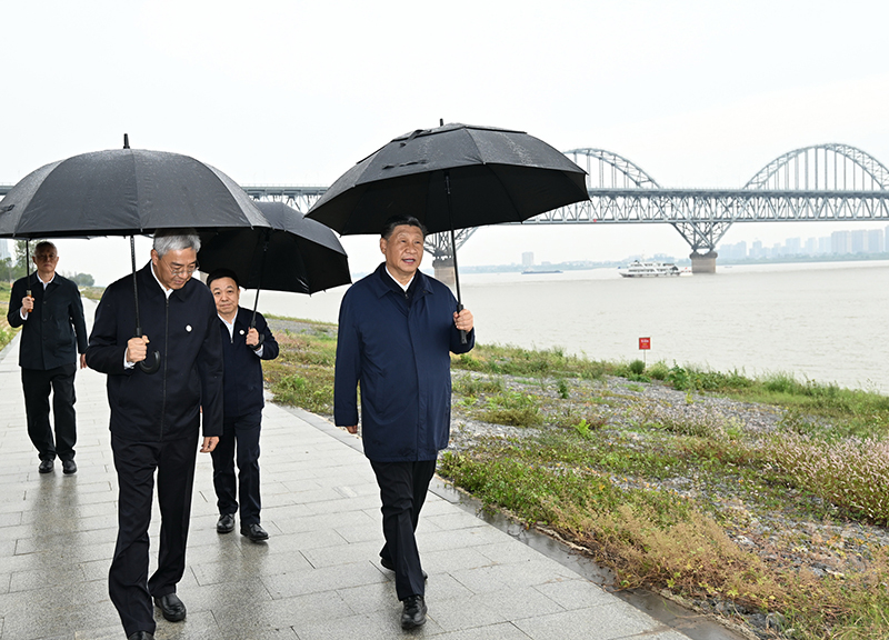 2023年10月10日，習近平總書記在江西省九江市長江國家文化公園九江城區(qū)段考察時，冒雨沿江堤步行察看沿岸風貌。