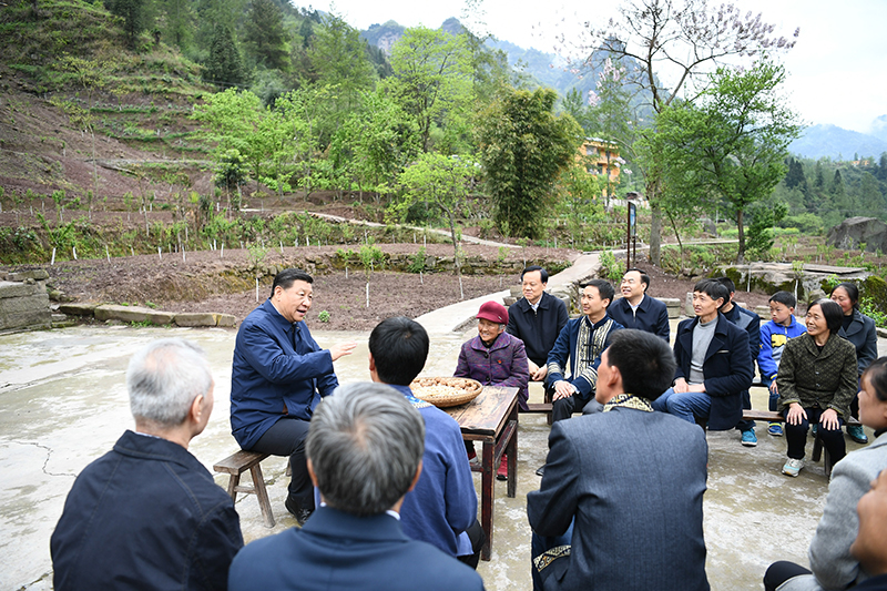 2019年4月15日，習(xí)近平總書記在重慶石柱土家族自治縣中益鄉(xiāng)華溪村同村民代表、基層干部、扶貧干部、鄉(xiāng)村醫(yī)生等圍坐在一起，共話脫貧攻堅(jiān)。