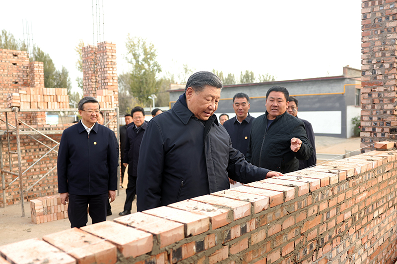 2023年11月10日，習(xí)近平總書記在河北保定涿州市刁窩鎮(zhèn)萬全莊村房屋重建施工現(xiàn)場(chǎng)考察。