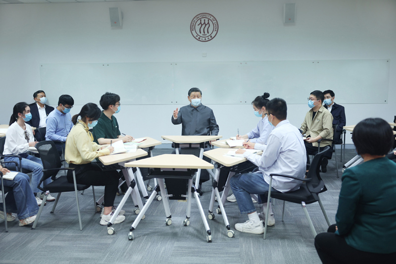 2022年4月25日，習近平總書記來到中國人民大學考察調(diào)研。這是總書記在立德樓觀摩思政課智慧教室現(xiàn)場教學并參與討論。