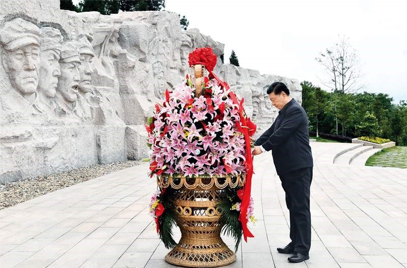 2021年4月25日至27日，中共中央總書記、國家主席、中央軍委主席習(xí)近平在廣西考察。這是25日上午，習(xí)近平在位于桂林市全州縣的紅軍長征湘江戰(zhàn)役紀(jì)念園，向湘江戰(zhàn)役紅軍烈士敬獻(xiàn)花籃。 新華社記者 謝環(huán)馳/攝