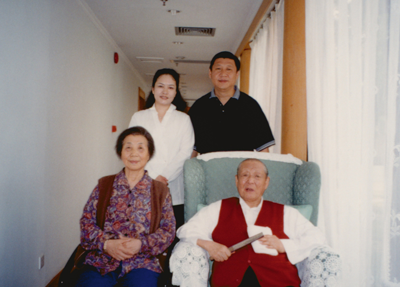 這是習(xí)近平、彭麗媛同習(xí)仲勛、齊心的合影。