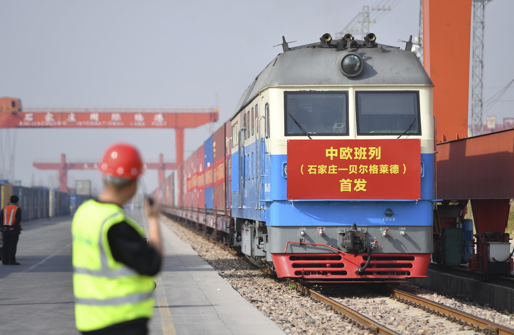 3月21日，滿載110個標準集裝箱貨物的中歐班列從石家莊國際陸港出發(fā)，駛往塞爾維亞共和國首都貝爾格萊德。新華社發(fā)（張曉峰攝）