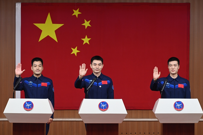 2024年月24日，神舟十八號(hào)載人飛行任務(wù)航天員葉光富（中）、李聰（右）、李廣蘇在酒泉衛(wèi)星發(fā)射中心問(wèn)天閣與媒體記者集體見(jiàn)面。