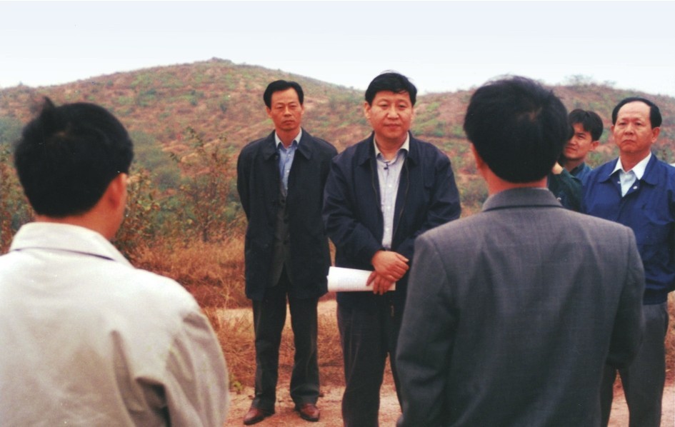1999年11月，習(xí)近平在龍巖市長汀縣河田水土流失治理區(qū)調(diào)研。圖源：《習(xí)近平在福建（下）》