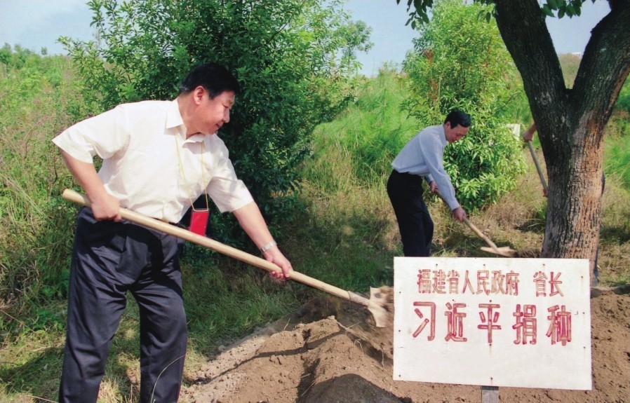2001年10月，習(xí)近平在龍巖市長汀縣調(diào)研水土流失治理工作，在河田世紀(jì)生態(tài)園為樹培土。圖源：《習(xí)近平在福建（下）》