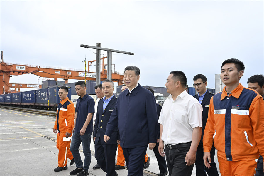 2024年4月22日至24日，中共中央總書記、國(guó)家主席、中央軍委主席習(xí)近平在重慶考察。這是22日下午，習(xí)近平在重慶國(guó)際物流樞紐園區(qū)重慶鐵路集裝箱中心站，同貨車司機(jī)、列車司機(jī)、裝卸工人、場(chǎng)站管理人員等親切交流。新華社記者 岳月偉 攝