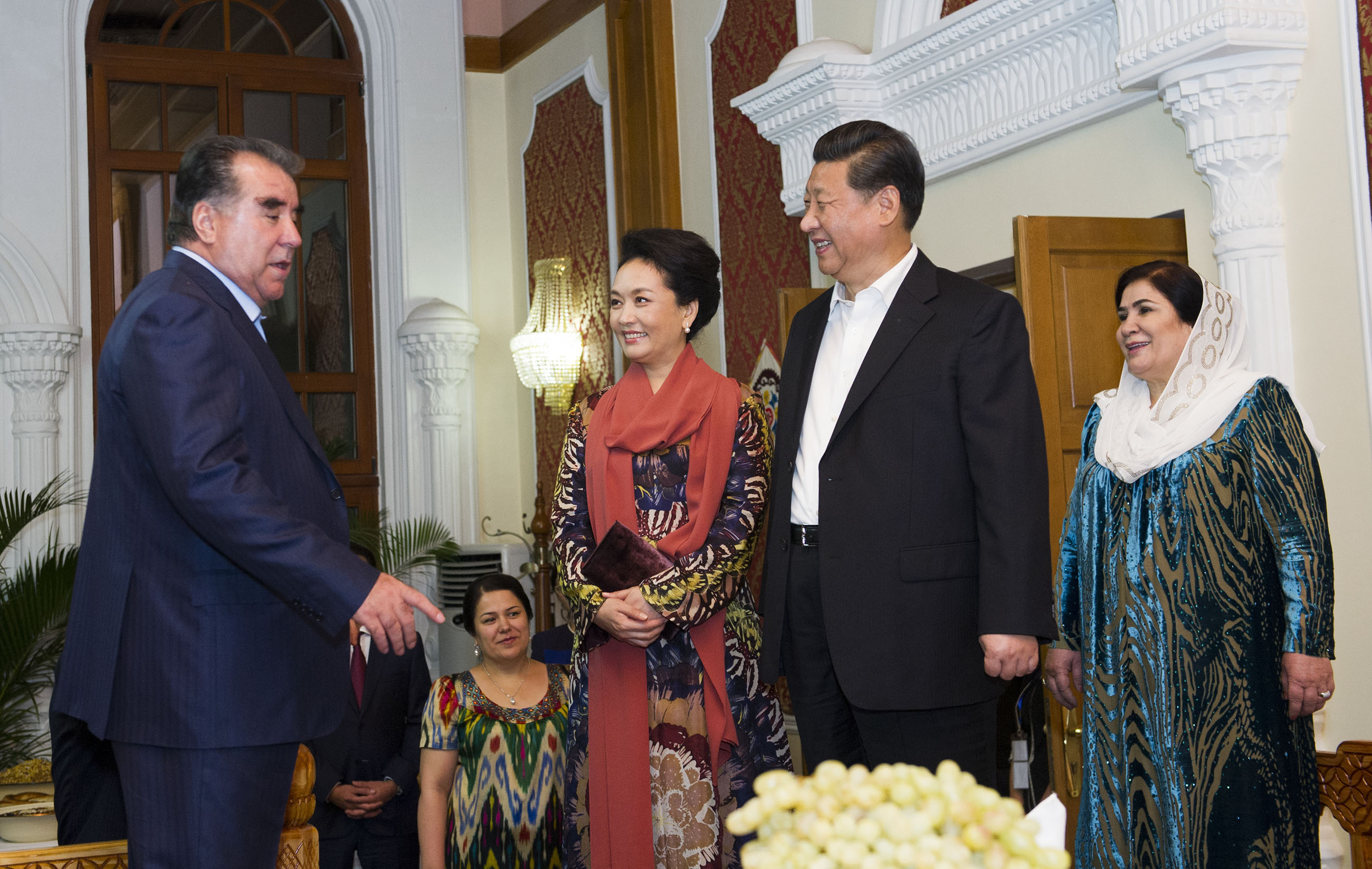 2014年9月12日，習近平主席在杜尚別出席塔吉克斯坦總統(tǒng)拉赫蒙舉行的家宴。這是習近平主席和夫人彭麗媛在拉赫蒙夫婦陪同下參觀總統(tǒng)官邸。