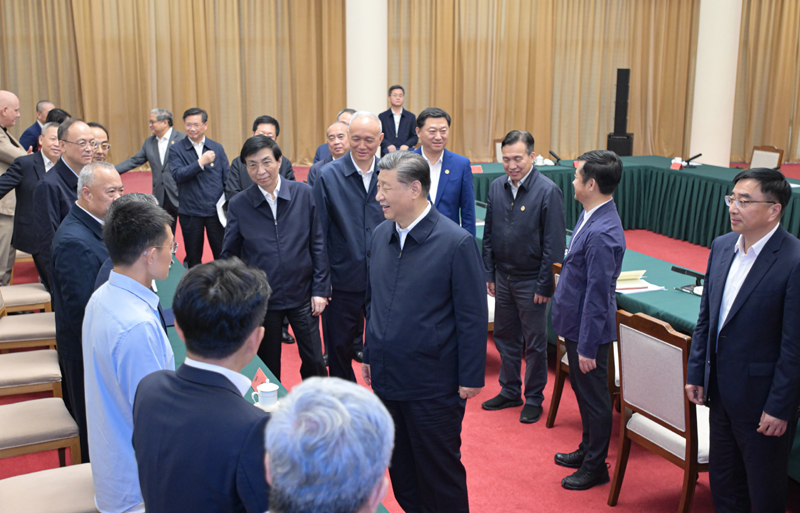2024年5月23日，習(xí)近平總書記在山東省濟南市主持召開企業(yè)和專家座談會并發(fā)表重要講話。這是總書記同參會的企業(yè)和專家代表親切交流。