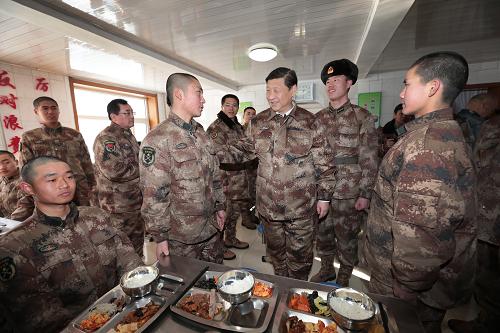 2014年1月26日中午，習(xí)近平來到連隊食堂，同戰(zhàn)士們一起用餐。新華社記者 李剛 攝