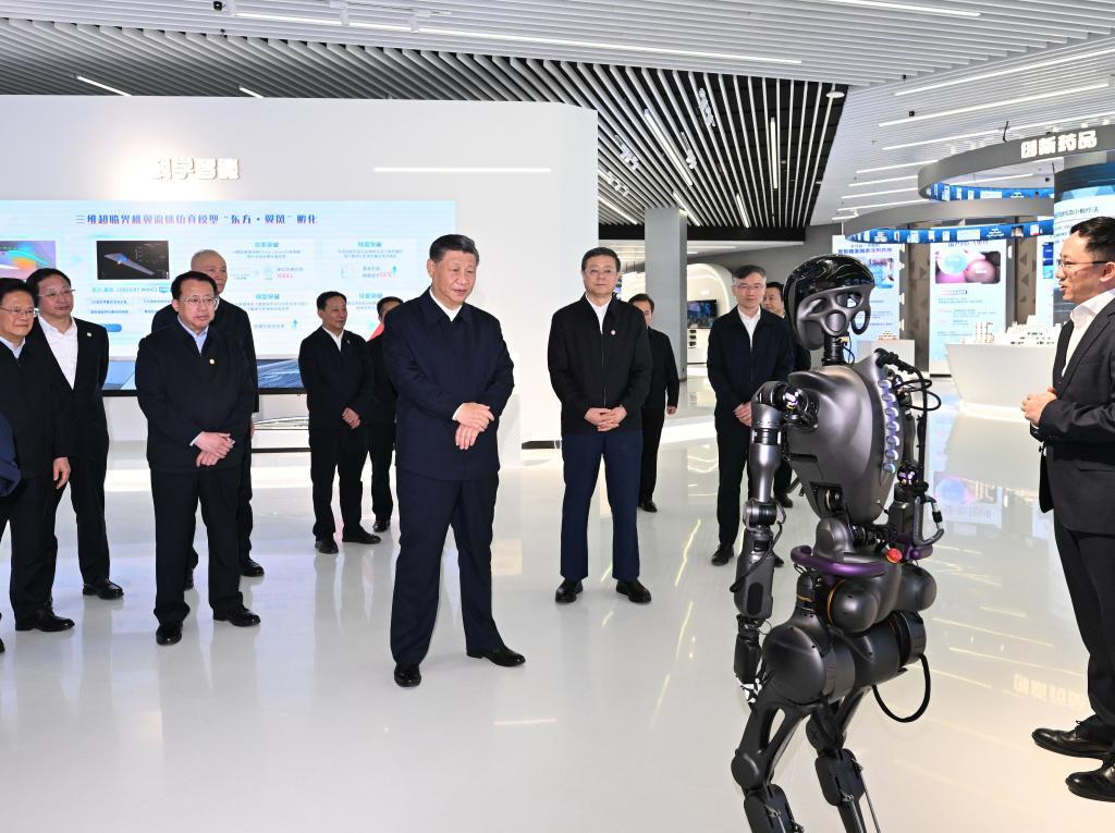 2023年11月28日下午，習(xí)近平在浦東新區(qū)張江科學(xué)城參觀上海科技創(chuàng)新成果展。新華社記者 謝環(huán)馳 攝